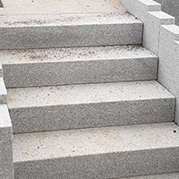 Treppenarbeiten können zur Überwindung von Höhenunterschieden oder auch als dekorativer Akzent im Grundstück eingesetzt werden.